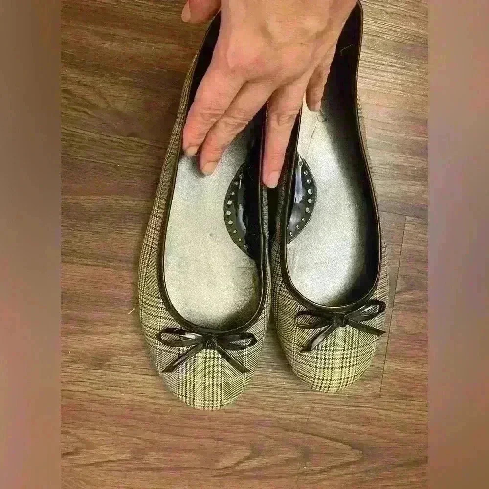 Michelle D size 10 black,white,brown  plaid flats